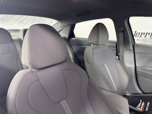 Used 2025 Hyundai Elantra SE image 28