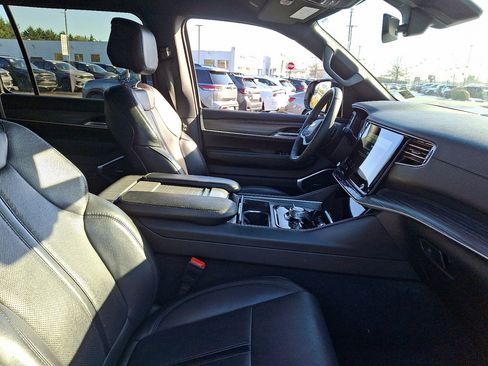 Used 2024 Jeep Wagoneer Series III image 12