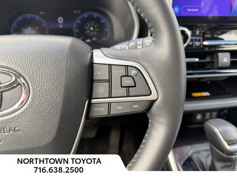 Used 2024 Toyota Highlander Limited AWD/4WD image 26