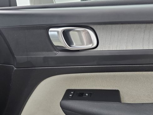 Used 2023 Volvo XC40 B5 Plus image 29