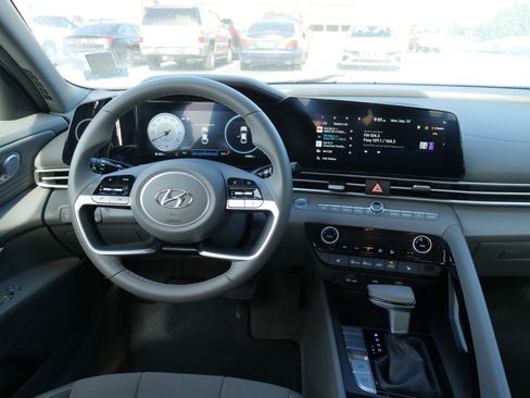 Used 2023 Hyundai Elantra SEL w/ Convenience Package image 19