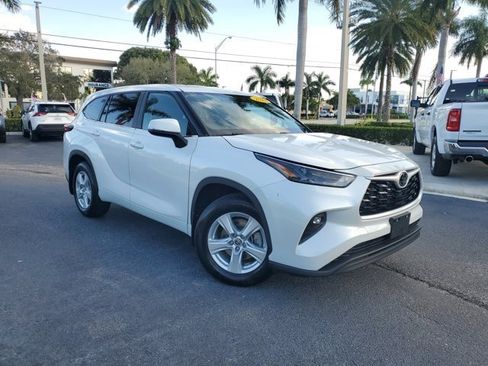 Used 2024 Toyota Highlander LE image 28