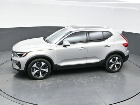 Used 2025 Volvo XC40 B5 Plus AWD/4WD image 33