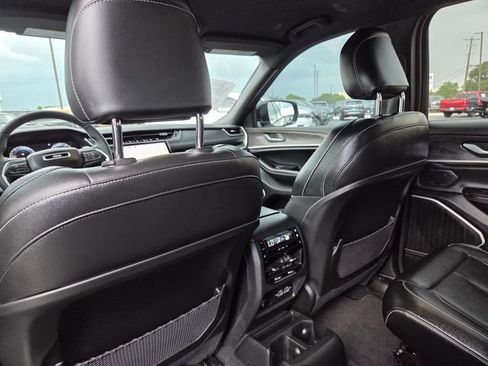 Used 2024 Jeep Grand Cherokee L Limited w/ Black Appearance Package AWD/4WD image 31