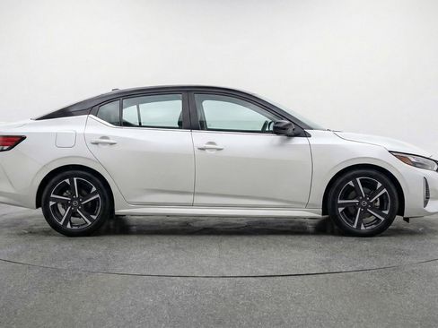 Used 2025 Nissan Sentra SV FWD image 11