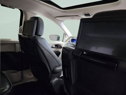 Used 2017 Chrysler Pacifica Limited w/ UConnect Theater Package image 19