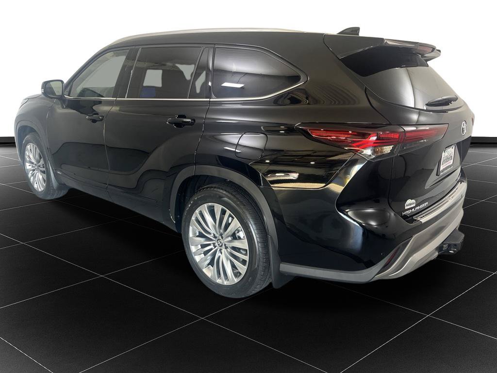 Used 2026 Toyota Highlander Platinum AWD/4WD image 3
