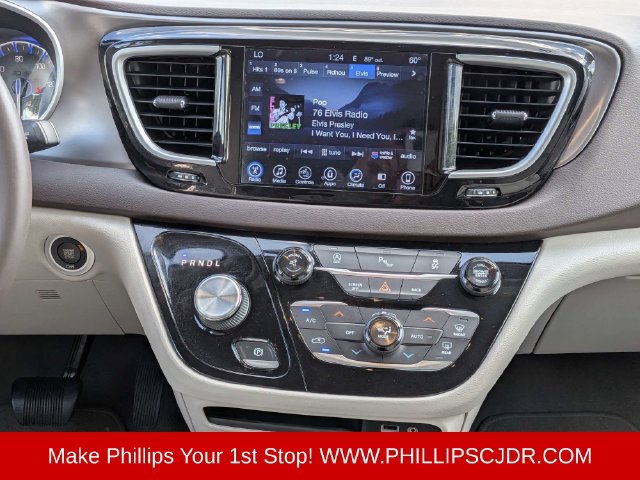 Used 2017 Chrysler Pacifica Touring-L FWD image 17