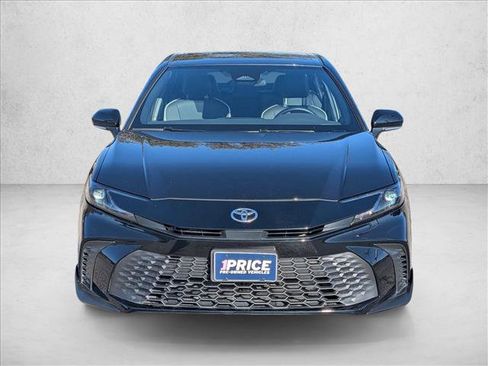 Used 2025 Toyota Camry SE image 2
