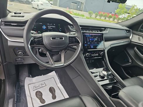 Used 2023 Jeep Grand Cherokee Overland w/ Luxury Tech Group IV AWD/4WD image 18