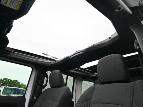 Used 2025 Jeep Wrangler Unlimited Sahara w/ Safety Group AWD/4WD image 29
