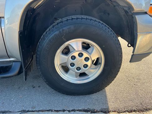 Used 2002 Chevrolet Suburban LT image 10