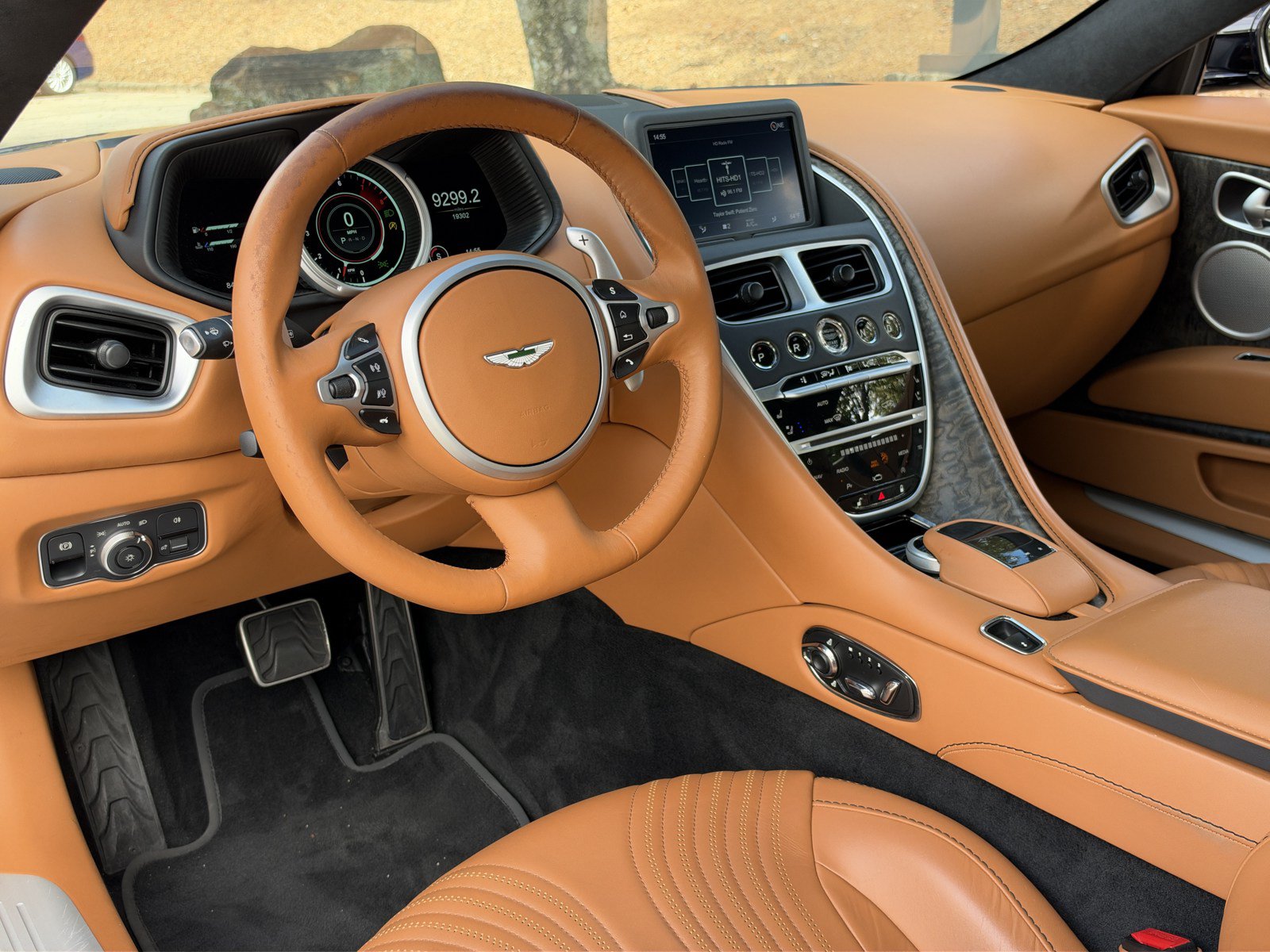 Used 2023 Aston Martin DB11 Coupe RWD image 3