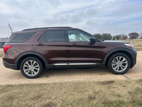 Used 2020 Ford Explorer XLT w/ Equipment Group 202A image 2