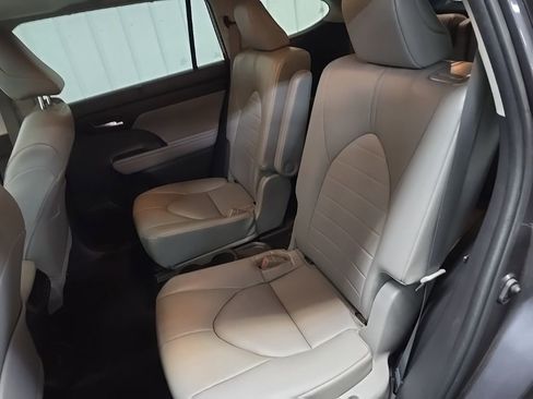 Used 2022 Toyota Highlander XLE image 32