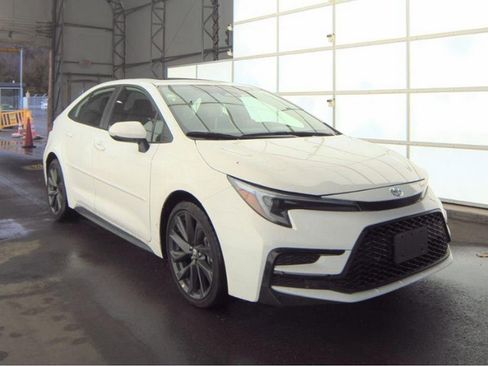 Used 2025 Toyota Corolla SE w/ SE Premium Package image 4