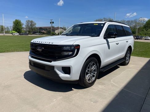Used 2025 Ford Expedition Active AWD/4WD image 2