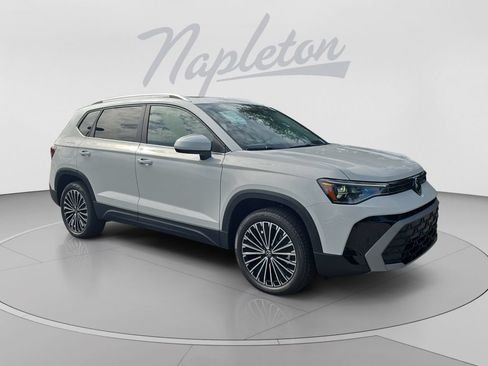 New 2026 Volkswagen Taos SE FWD image 3