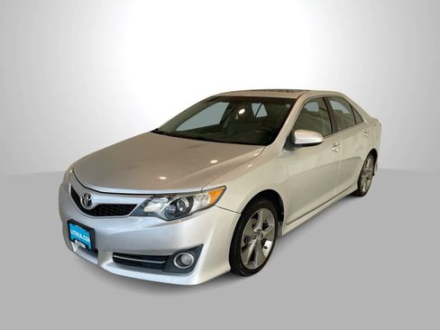 Used 2012 Toyota Camry SE FWD image 1