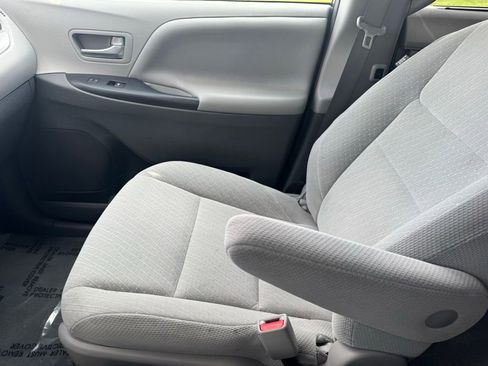 Used 2019 Toyota Sienna LE AWD/4WD image 25