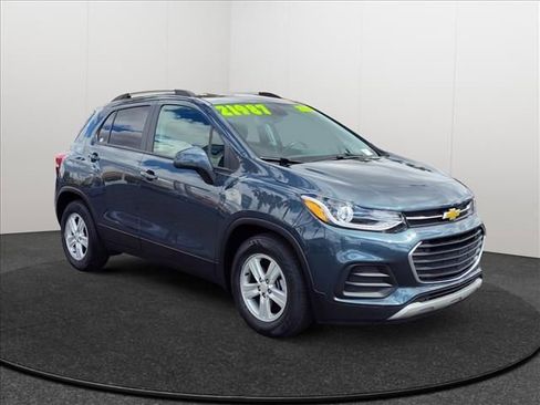 Certified 2022 Chevrolet Trax LT w/ LT Convenience Package image 5