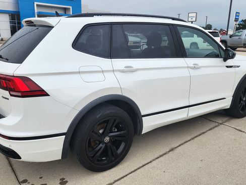 Used 2024 Volkswagen Tiguan SE R-Line AWD/4WD image 4