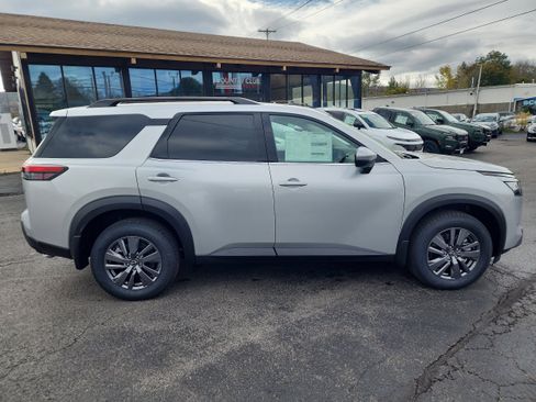 New 2025 Nissan Pathfinder SV w/ Black Appearance Package image 9