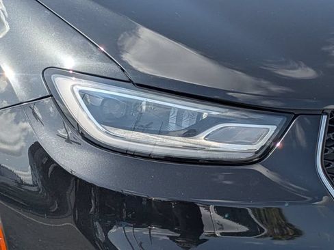 Used 2023 Chrysler Pacifica Touring-L FWD image 10