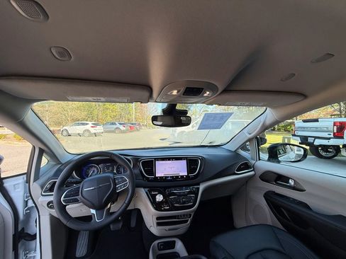 Used 2024 Chrysler Pacifica Touring-L image 24
