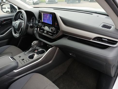 Used 2024 Toyota Highlander LE FWD image 30