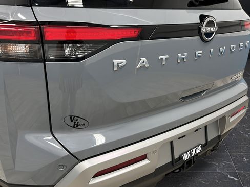 Used 2025 Nissan Pathfinder Platinum AWD/4WD image 39