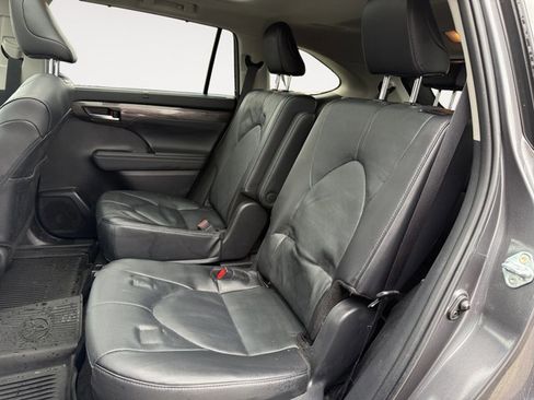 Certified 2025 Toyota Highlander Platinum AWD/4WD image 12