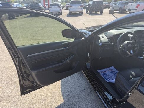 Used 2023 Nissan Altima 2.5 SR w/ SR Premium Package FWD image 13