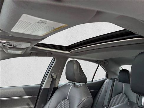 Used 2019 Toyota Camry SE FWD image 11