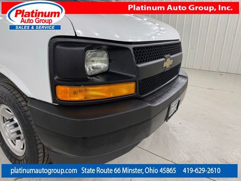 Used 2017 Chevrolet Express 3500 Extended RWD image 15