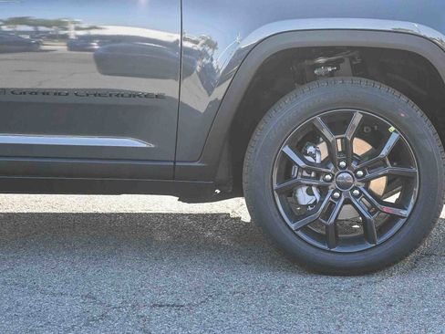 New 2025 Jeep Grand Cherokee Limited image 10