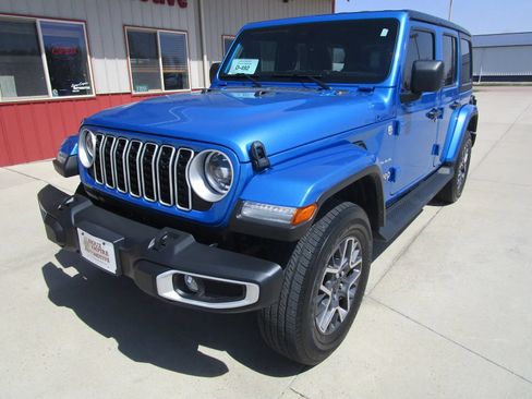 Used 2024 Jeep Wrangler Unlimited Sahara AWD/4WD image 3