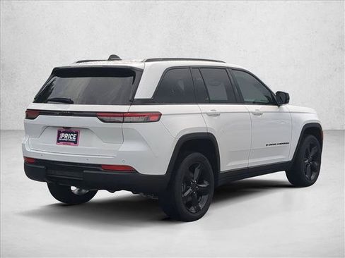 Used 2024 Jeep Grand Cherokee Altitude RWD image 5