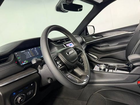 Used 2023 Jeep Grand Cherokee Overland AWD/4WD image 15