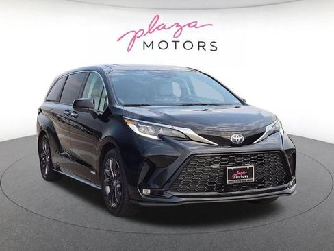 Used 2021 Toyota Sienna XSE FWD image 3