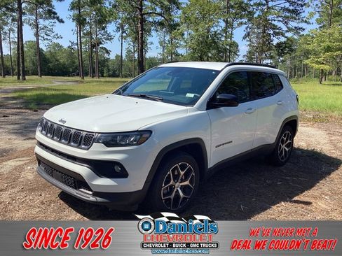 Used 2024 Jeep Compass Latitude image 1