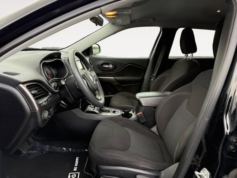 Used 2019 Jeep Cherokee Latitude w/ Popular Appearance Group image 10