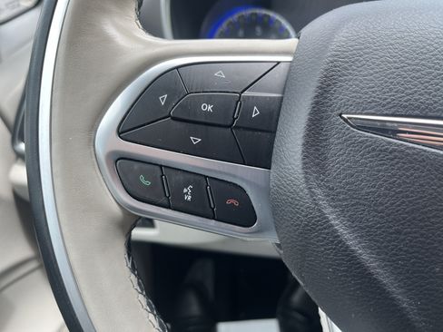 Used 2019 Chrysler Pacifica Limited w/ Tire & Wheel Group FWD image 26
