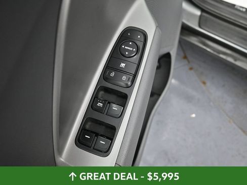 Used 2018 Kia Niro LX FWD image 28