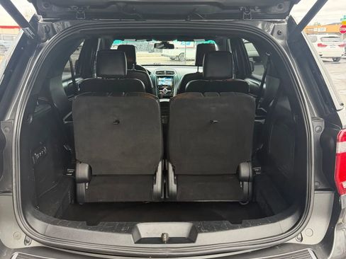 Used 2018 Ford Explorer Platinum image 16