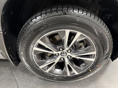 Used 2019 Toyota Highlander Plus AWD/4WD image 13