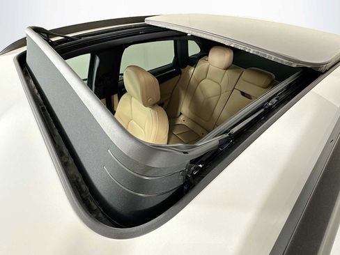 Used 2025 Porsche Macan image 22