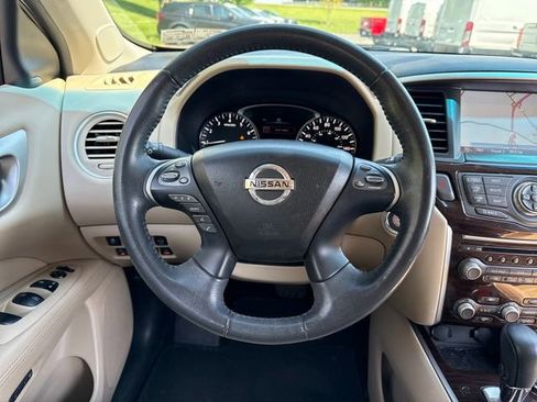 Used 2016 Nissan Pathfinder Platinum w/ Family Entertainment Package FWD image 21