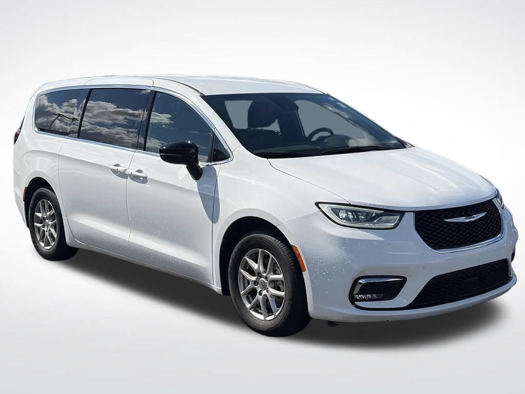 Certified 2025 Chrysler Pacifica Select FWD image 3