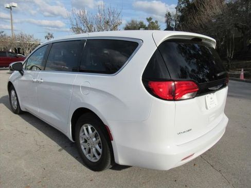 Used 2023 Chrysler Voyager LX image 5